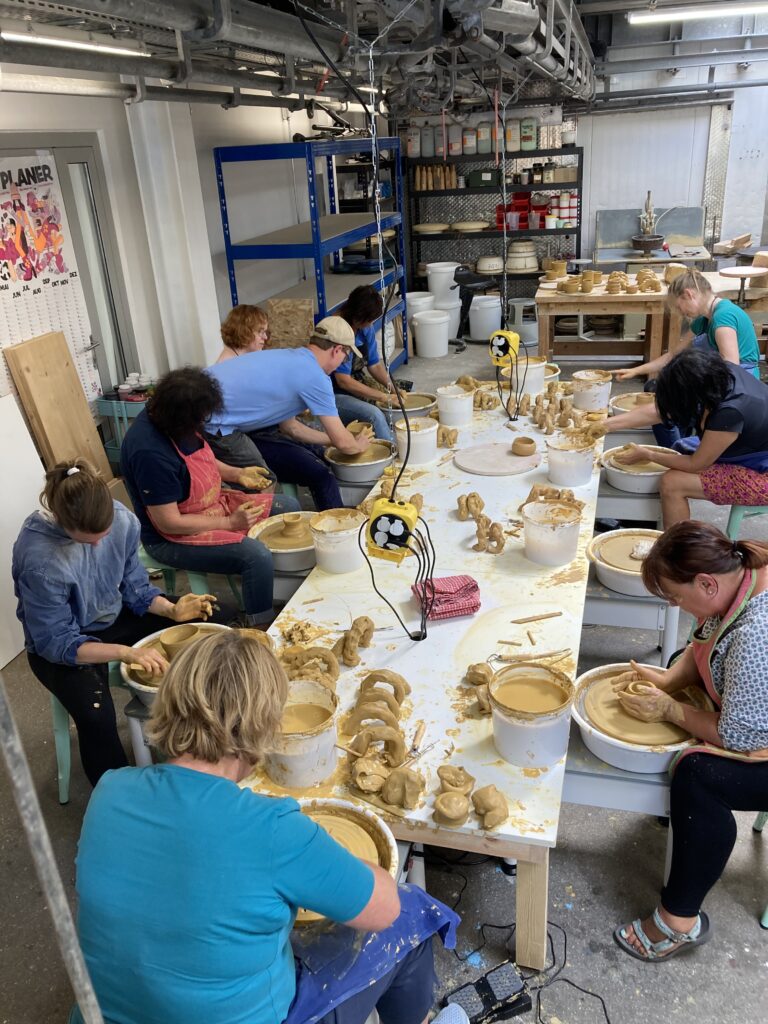 Keramik Schnupperkurs Karlsruhe – Erwachsene probieren Töpfern an der Drehscheibe aus